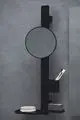 Schwarze Wandmontage mit runder, spiegelnder Fläche und Ablageflächen für Zahnbürsten und Seife. Design von Ideal Standard.